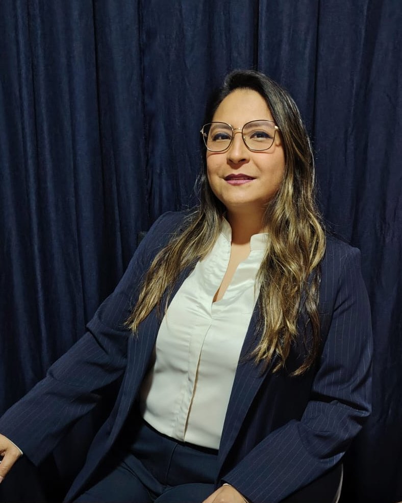 La Lic. Nayeli Bastida en su oficina